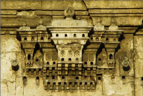 Ayazma Camii’nin batı duvarında yer alan kuş köşkü. Görsel kaynak: Yılmaz, D.