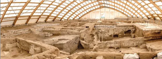 Çatalhöyük ören yeri genel görünüm. Görsel kaynak: https://muze.gov.tr/muze-detay?SectionId=KCO01&DistId=MRK