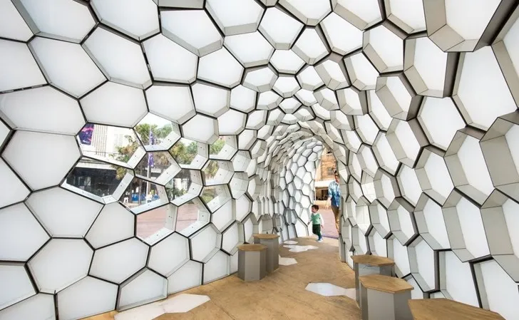 Bond Üniversitesi- Mimarlık bölümü öğrencileri ve öğretmenleri tarafından, Sydney aydınlatma festivali için tasarlanmış bir LED aydınlatma enstalasyonu. Sydney, 2014. Görsel kaynak: https://inhabitat.com/want-your-own-honeycomb-hive-vivid-sydneys-led-cellular-tessellation-pavilion-is-for-sale