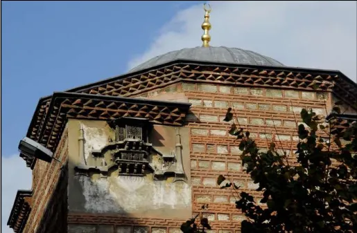 İstanbul Üniversitesi tarafından Avrasya Enstitüsü olarak kullanılan, Beyazıt’taki Seyyit Hasan Paşa Medresesi’nin duvarında yer alan kuş evi. Görsel kaynak: Yılmaz, D.