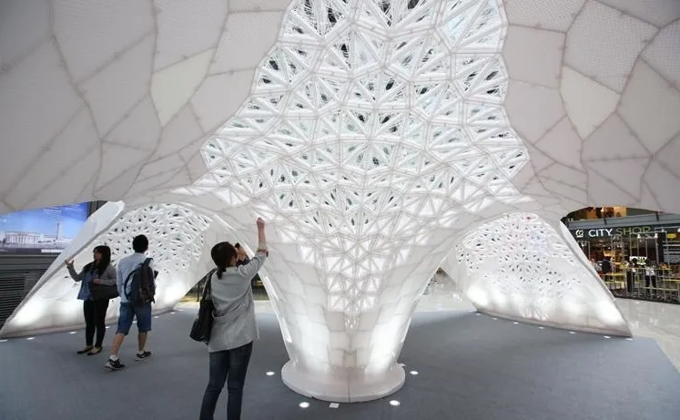 Beijing tasarım haftası için üç boyutlu bir yazıcı kullanılarak meydana getirilmiş bir strüktür ve mekan. İlhamını İpek böceğinin dokumasından almış, 2015. Görsel kaynak: https://3dprint.com/99868/worlds-largest-3d-printed-pavilion-is-inspired-by-silkworms/