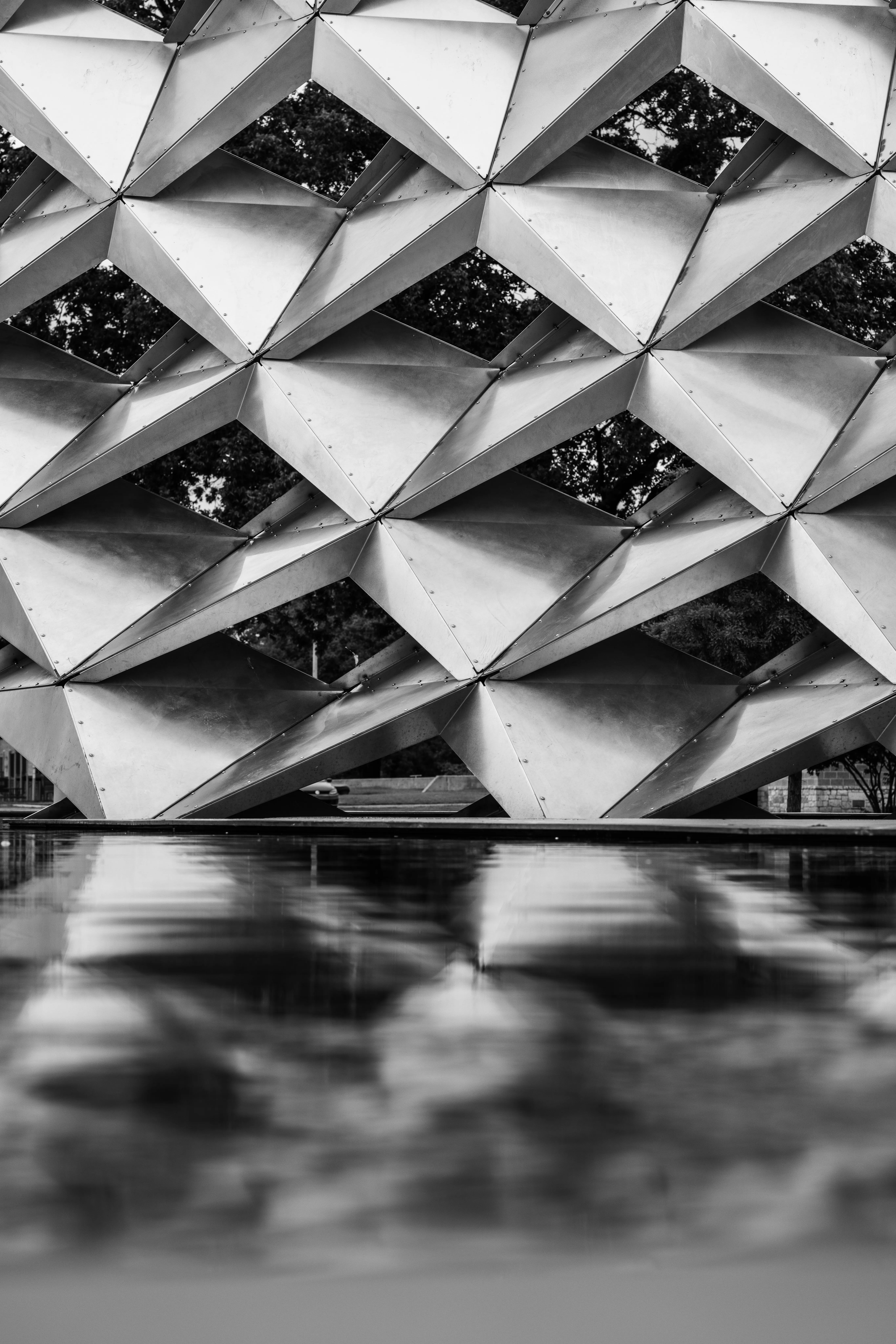 Bir yapının cephe tasarımının suya yansıyan silüeti. Photo by Daniel Lloyd Blunk-Fernández on Unsplash