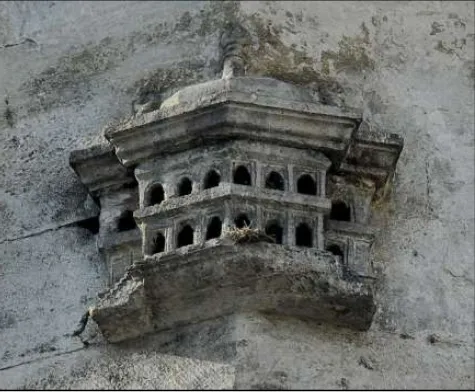 Sultan III.Selim Türbesi’nin duvarındaki iki kuş köşkünden biri. Görsel kaynak: Yılmaz, D.