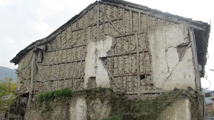 Taraklı evleri yapım sistemi detayı. Görsel kaynak: Pinatolia