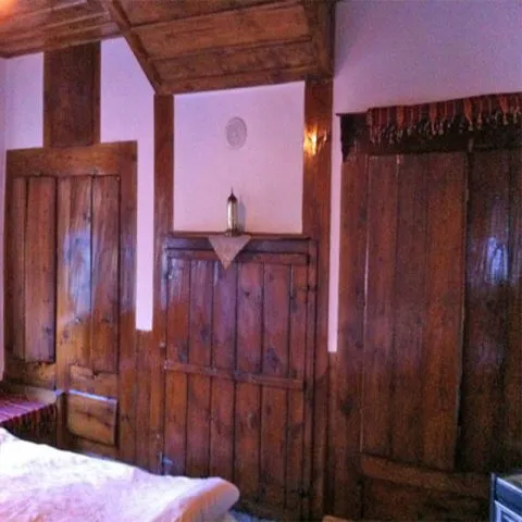 Taraklı evleri sabit mobilya çözümleri (soldan sağa doğru- dolap, ocak, gusülhane düzeni). Görsel kaynak: Pinatolia