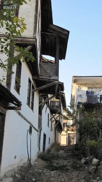 Taraklı sokak görünümü. Görsel kaynak: Pinatolia